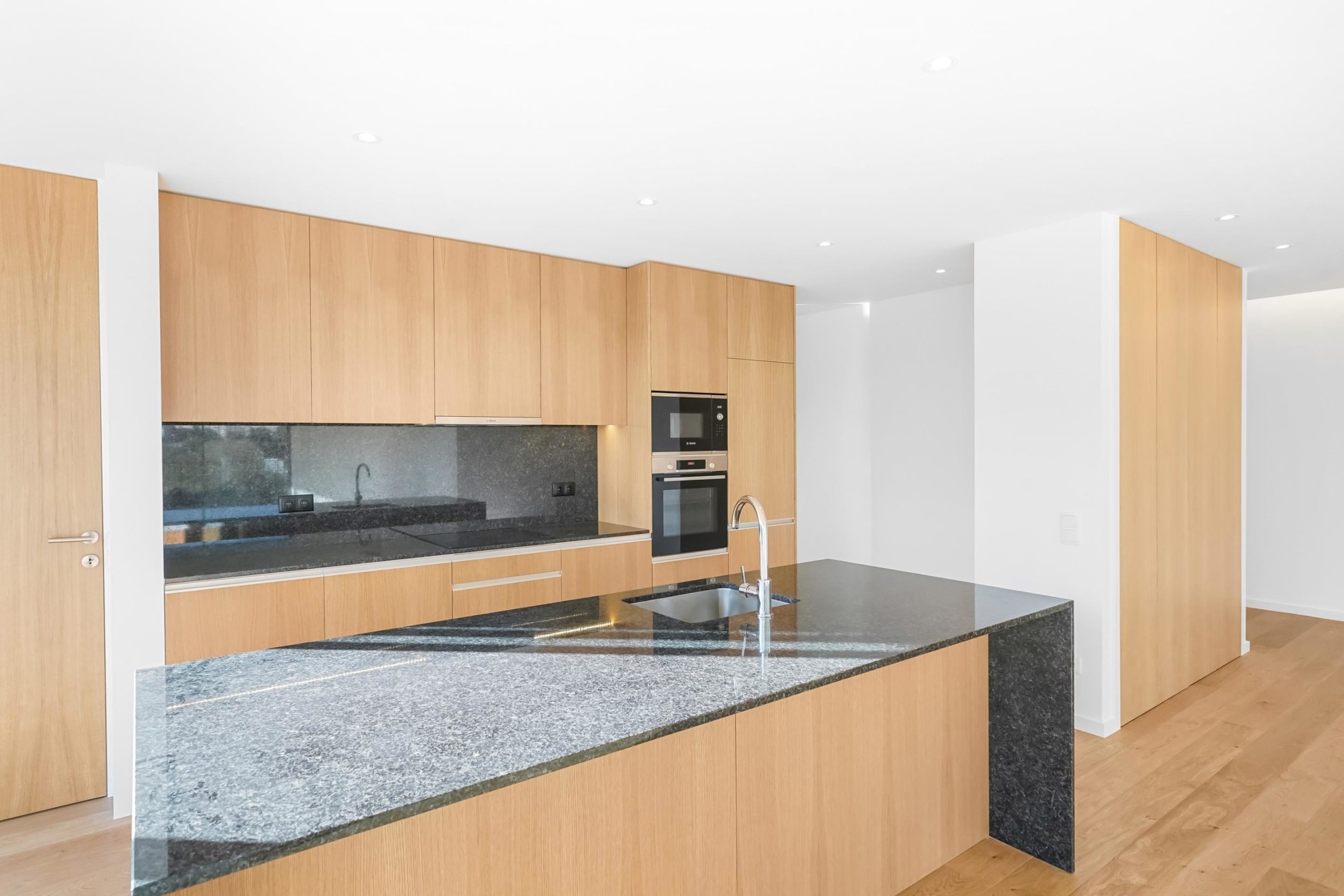 New 4-Bedroom Apartment with Wraparound Balconies in Matosinhos Sul