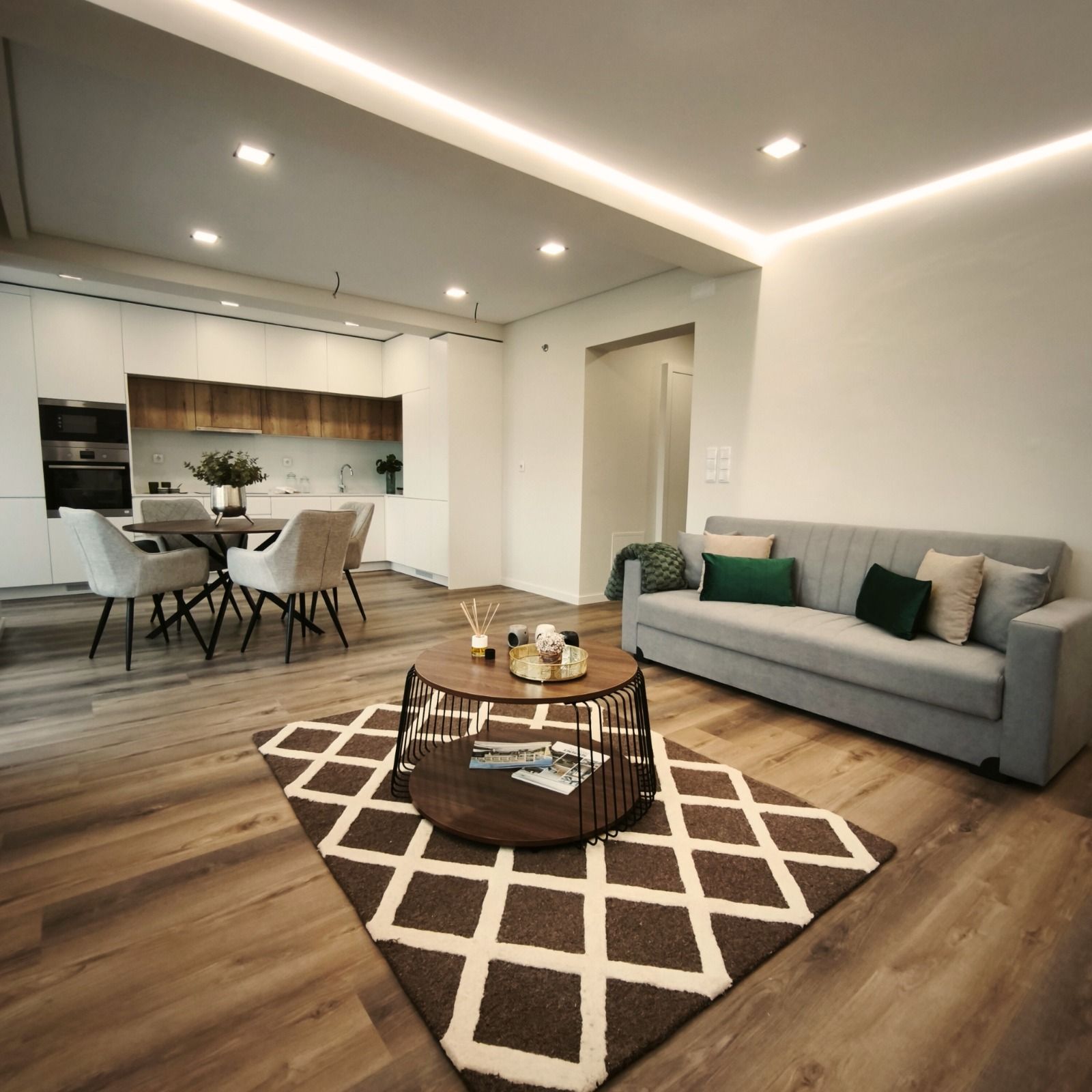 Apartamento reformado de 3 habitaciones en Benfica con excelente luz natural.