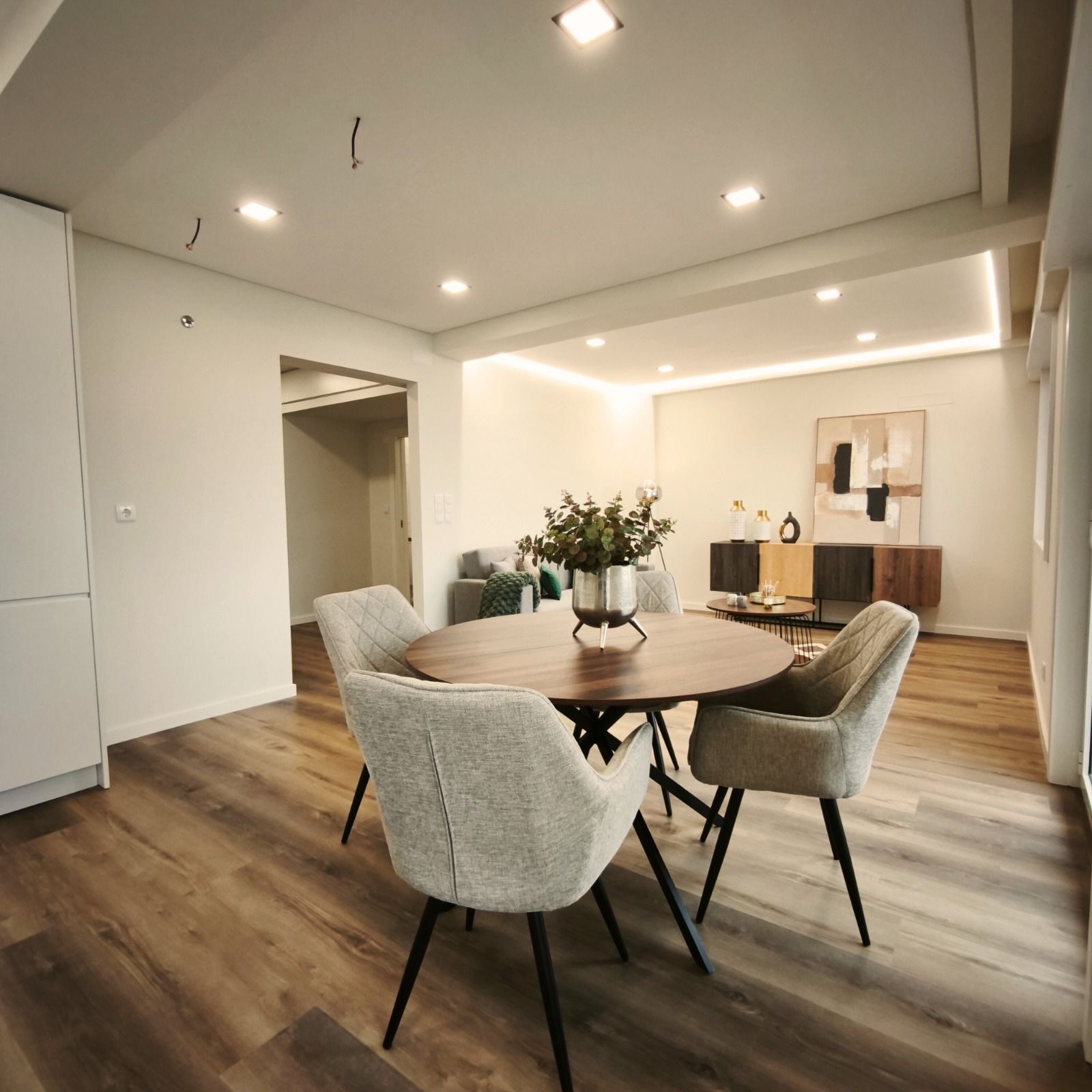 Apartamento reformado de 3 habitaciones en Benfica con excelente luz natural.