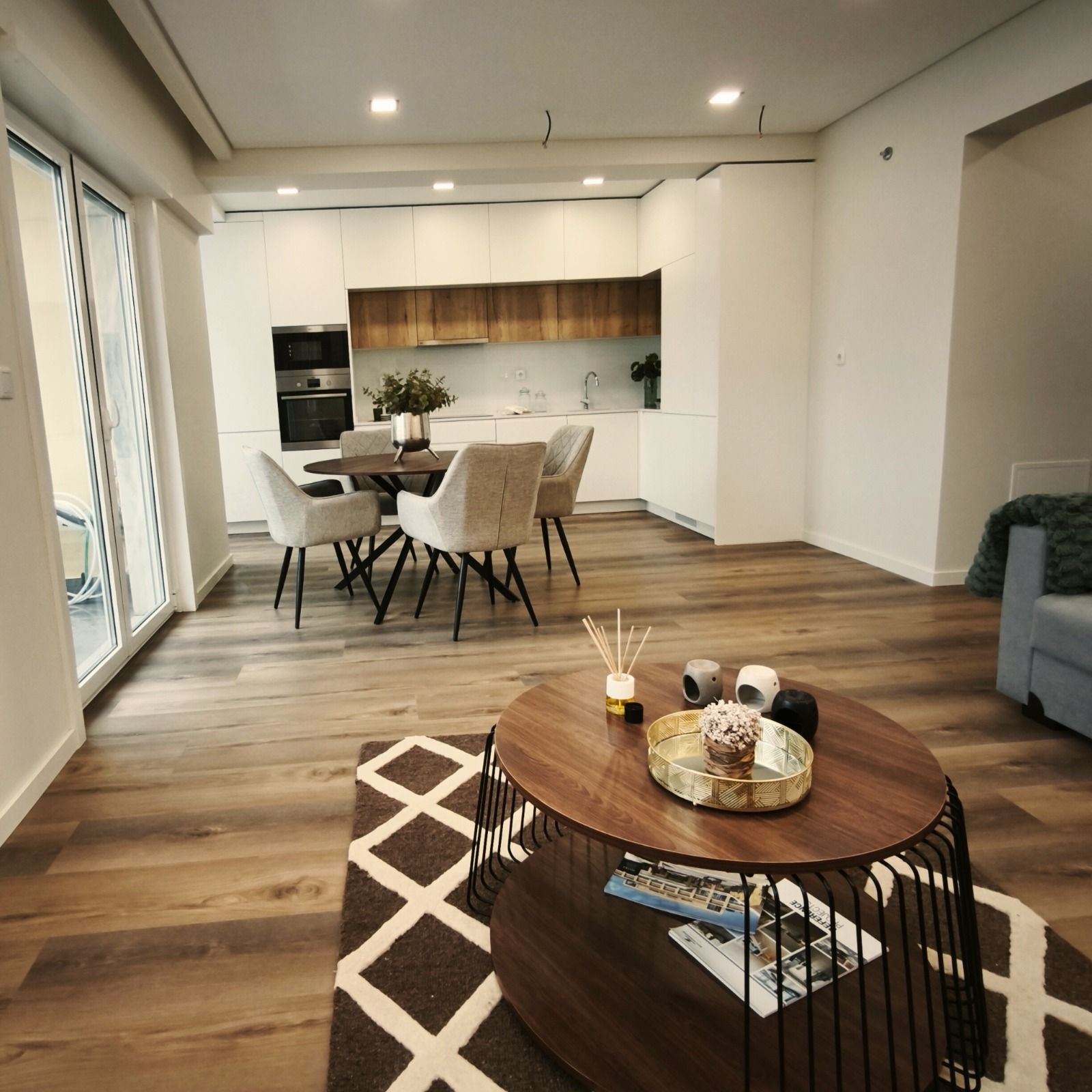 Apartamento reformado de 3 habitaciones en Benfica con excelente luz natural.