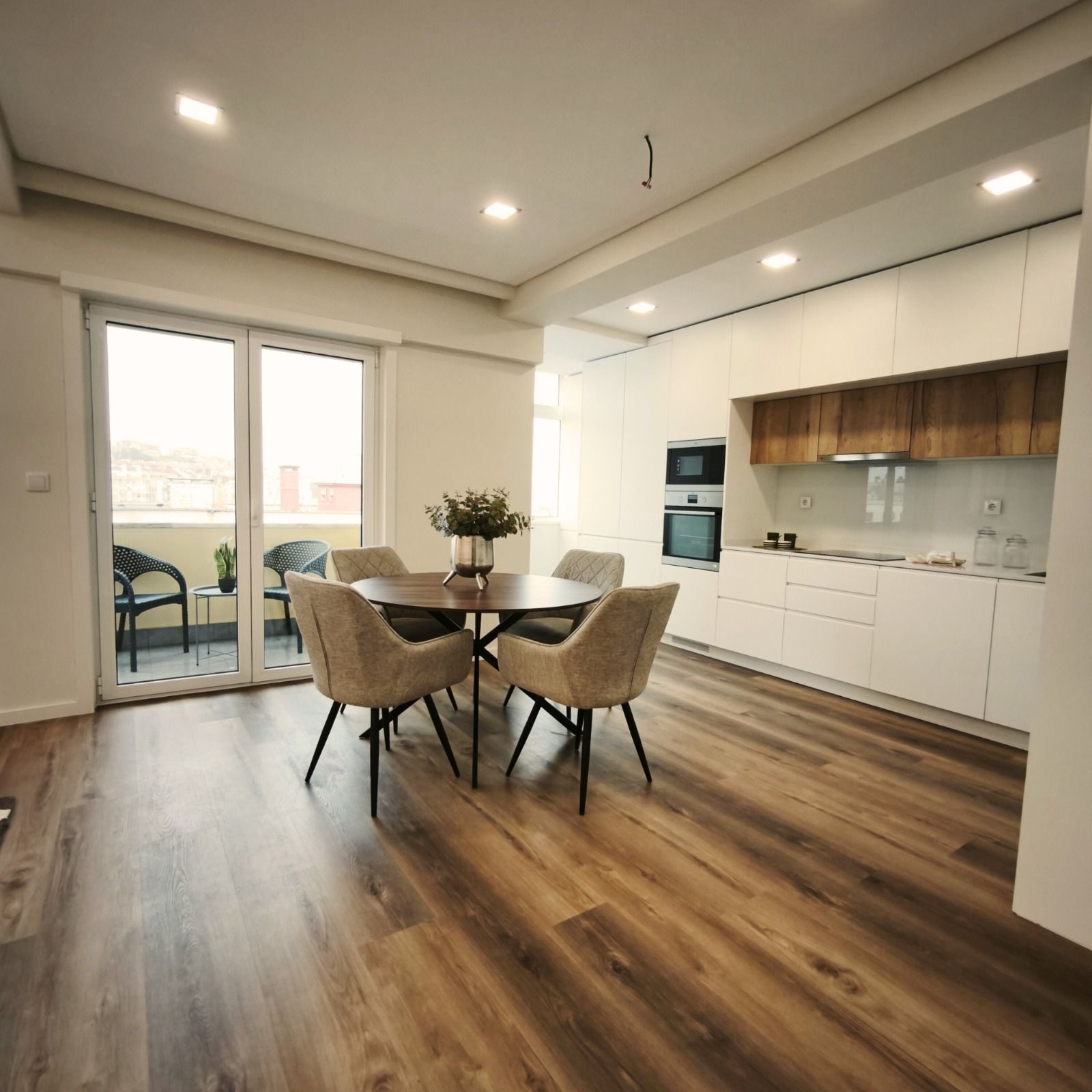 Apartamento reformado de 3 habitaciones en Benfica con excelente luz natural.