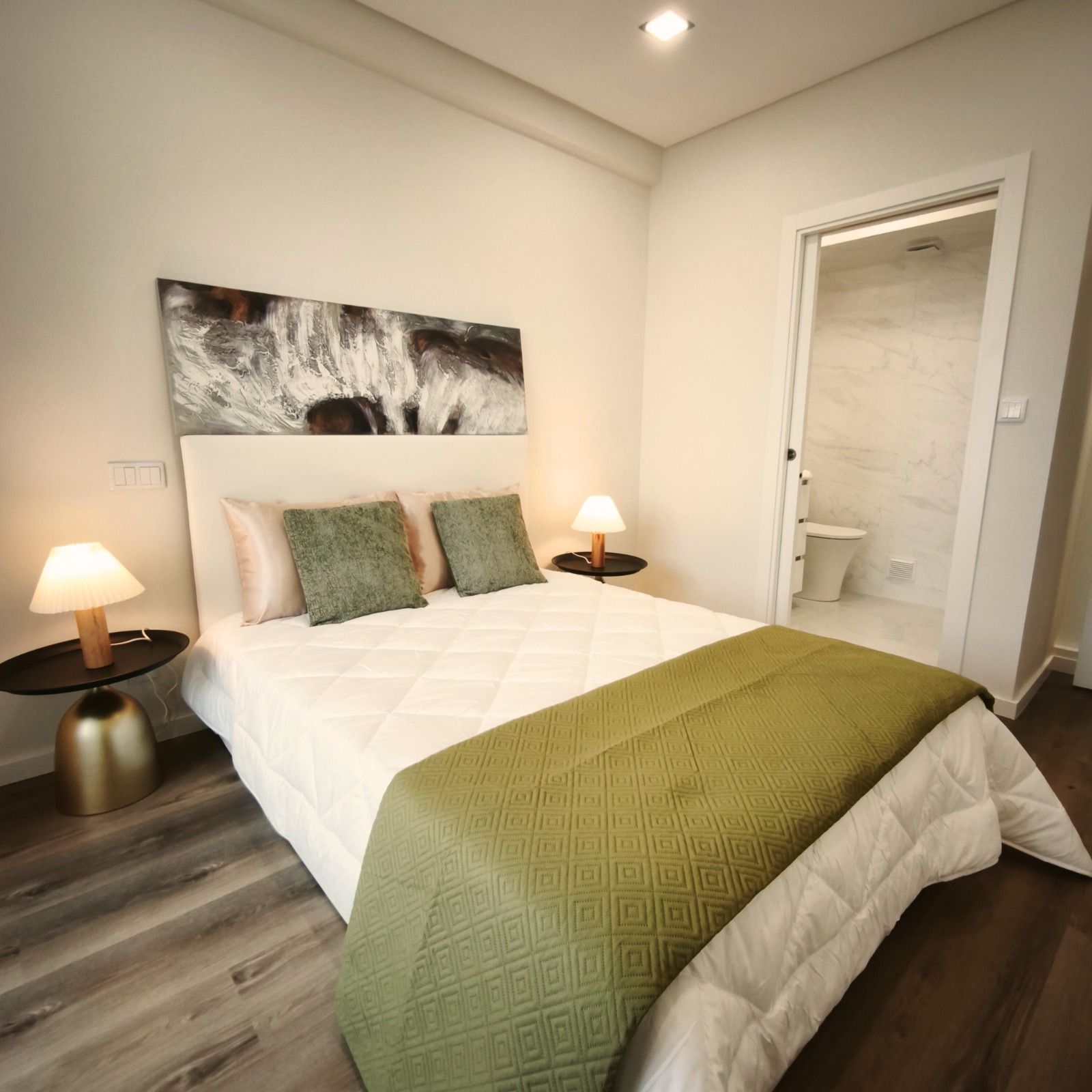 Apartamento reformado de 3 habitaciones en Benfica con excelente luz natural.